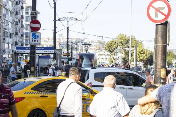 Estambul, Turquía - Septiembre-11.2019: La región de Sirkeci es un lugar turístico. ILa línea de tranvía pasa por el medio de la calle . — Foto de Stock