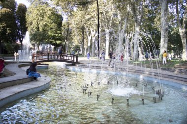 İstanbul, Türkiye - Eylül-11. 2019: Gülhane Parkı, tarihi Topkapı Sarayı 'nın altında yer alıyor. Ortasında süs havuzu var..