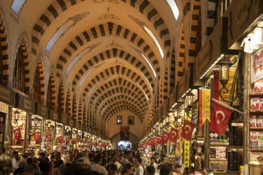 İstanbul, Türkiye - Eylül-14.2019: Tarihi Mısır Pazarı. Eski tarihi binada birçok mağaza satılıyor..