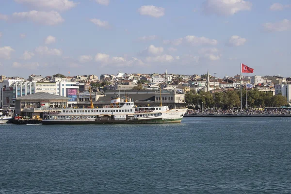 Turquie - 31 juillet 2019 : jetée et gare maritime de Kadikoy, Istanbul, Turquie — Photo