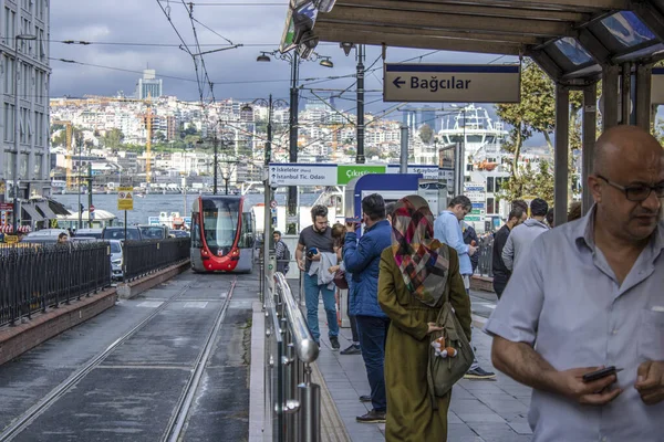 Stambuł, Turcja - wrzesień-11.2019: Region Sirkeci jest miejscem turystycznym. Ithe linia tramwajowa przechodzi przez środek ulicy. — Zdjęcie stockowe