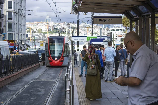 Стамбул, Турция - сентябрь-11.2019: Сиркесский регион - туристическое место. Линия трамвая проходит через середину улицы . — стоковое фото