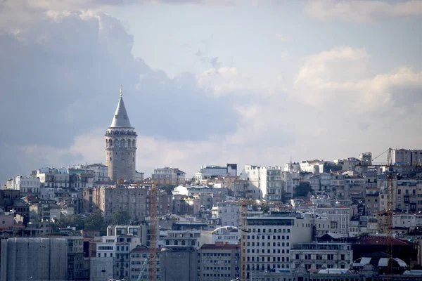 Istanbul, Turecko - září-11.2019: Trajekt projíždí pod mostem Galata. Naproti pláži Karakoy a nad ní je věž Galata.. — Stock fotografie