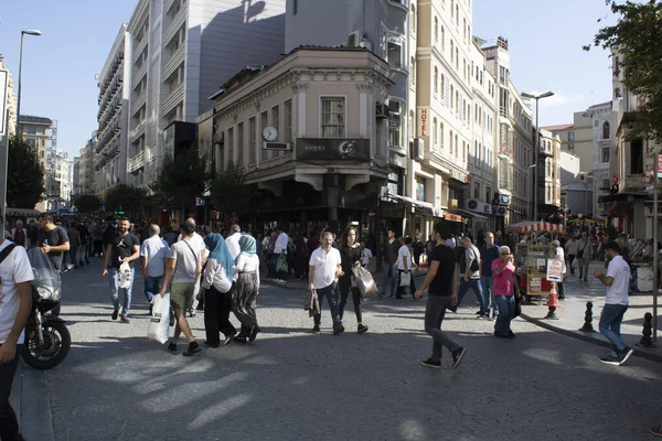 Istambul, Turquia - Setembro-14.2019: Pessoas andando na rua em Istambul . — Fotografia de Stock