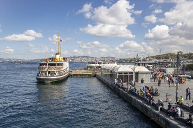 İstanbul, Türkiye - 11 Eylül 2019: Şehir manzarası ve vapur.