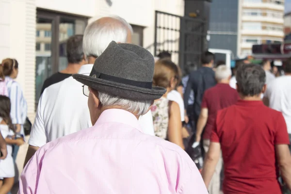 길을 걷고 있는 늙은 남자가 페도라를 들고 있어요. 스타일 이 있는 오래 된 고전 의상. — 스톡 사진