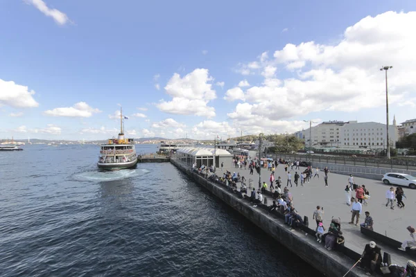 Istanbul, Turquie - Septembre-11.. 2019 : Paysage urbain et bateau à vapeur . — Photo