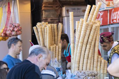 İstanbul, Türkiye - Eylül-Eylül-Eylül 2019: Türk geleneksel dondurma dükkanı. Koniler sıraya dizildi.