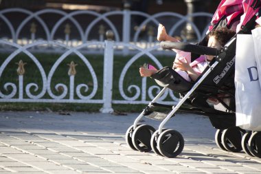 İstanbul, Türkiye - Eylül-28.2019: Sıcak bir günde sıcak bir ülkede yaz tatilinde bebek arabasında uyuyan bebek