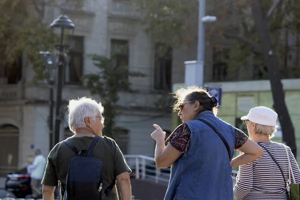 Estambul, Turquía - Septiembre-28.2019: Ancianos que han venido de vacaciones están hablando en la Plaza Sultanahmet . — Foto de Stock