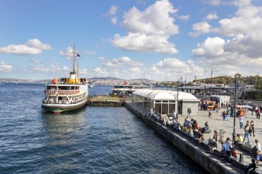 İstanbul, Türkiye - 11 Eylül 2019: Şehir manzarası ve vapur.