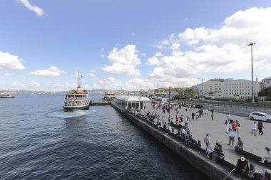 İstanbul, Türkiye - 11 Eylül 2019: Şehir manzarası ve vapur.