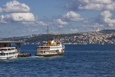İstanbul, Türkiye - 11 Eylül 2019 Karaköy yolcu iskelesi. Galata Köprüsü 'nü ele geçirdiler..