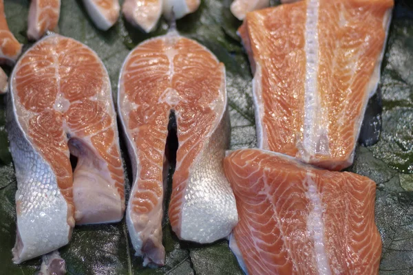 Stukken en filet van zalm tot porties op ijs in de supermarkt. Verkoop van zeevruchten, vis. — Stockfoto
