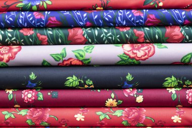 Farklı model ve tiplerdeki top kumaşları.