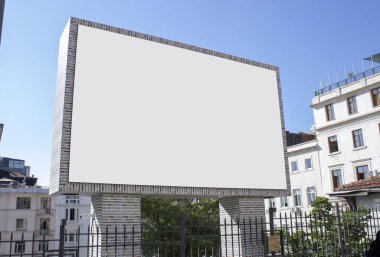 Yakın çekim reklam tabelası. Beyaz arka planda. Bir yaz günü çekilmiş..