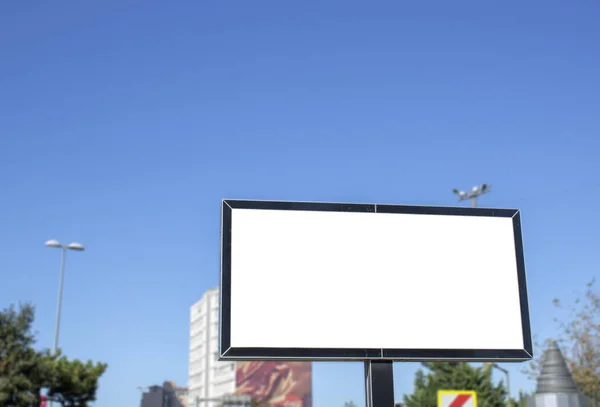 Рекламный знак крупным планом. На белом фоне. Фотография в летний день . — стоковое фото