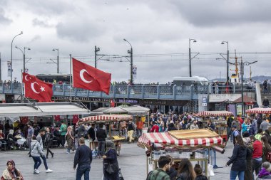 İstanbul, Türkiye - Ekim-5.2019: Eminonu Meydanı çok eski bir meydan. 24 saat boyunca kalabalık. Izgara balık tarihi teknelerde satılır..