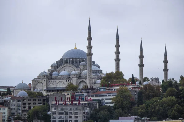 Istanbul, Turki - Oktober-Oktober 2019: Difoto dari kejauhan di sebuah masjid suleymaniye udara tertutup . — Stok Foto