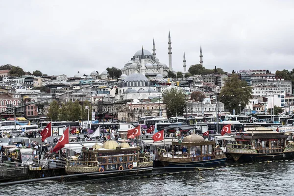 Stambuł, Turcja - październik-5.2019: Plac Eminonu to bardzo stary plac. Jest tłoczno przez całą dobę. Grillowane ryby są sprzedawane w zabytkowych łodziach. — Zdjęcie stockowe