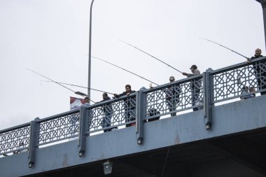 İstanbul, Türkiye - Ekim-5.2019: İstanbul 'daki Galata köprüsü, bu yerin ilk köprüsü 165 yıl önce, beşinci köprü ise 16 yıl önce, 1994 yılında inşa edildi.