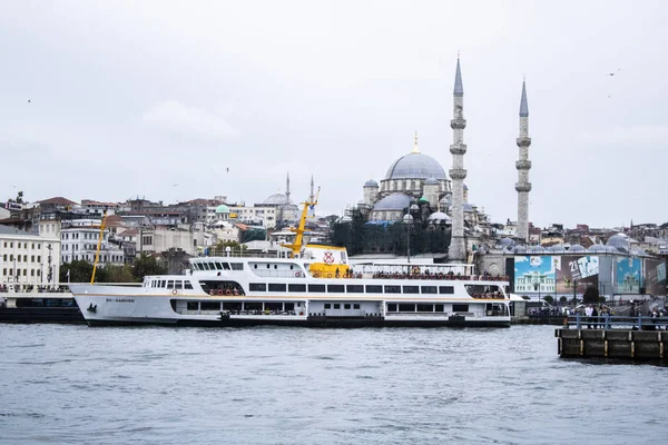 Stambuł, Turcja - październik-5.2019: Meczet w dzielnicy Eminonu i łodzie sprzedające ryby z grilla. Po lewej jest część mostu Galata.. — Zdjęcie stockowe