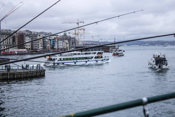 Stambuł, Turcja - październik-5.2019: Most Galata w Stambule, pierwszy most na tym miejscu został zbudowany 165 lat temu, a piąty obecny most został zbudowany 16 lat temu, w 1994 roku. — Zdjęcie stockowe