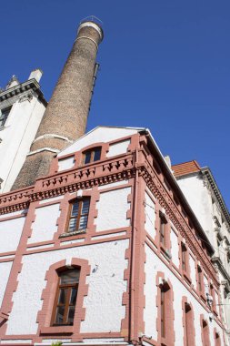 Iett 'in sahibi olduğu ve içinde dev makaralar bulunan Cer Atölyesi, Istiklal Caddesi Tünel Meydanı' nda bacası olan kırmızı binasında taşımacılık hizmeti veriyor..