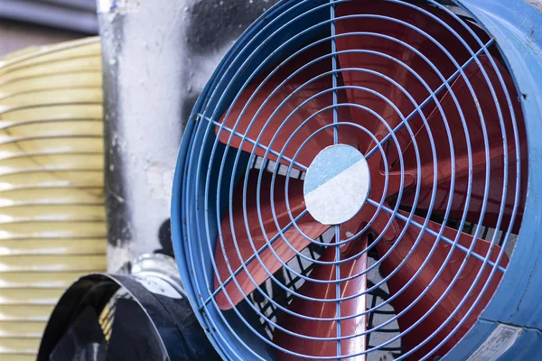 Nuovo ventilatore di ventilazione. C'è protezione filo davanti all'elica. Le ali sono rosse di blu . — Foto Stock