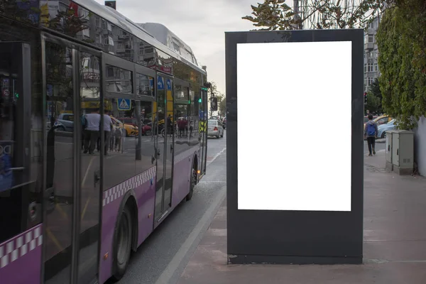 Yol kenarındaki boş beyaz dikdörtgen reklam panosu.