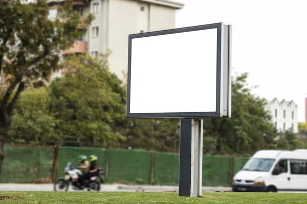 Närbild reklam skylt. I vit bakgrund. Fotograferad på en höstdag. — Stockfoto