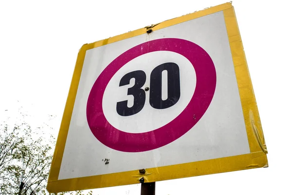 The speed limit is 30 km h. Photographed in cloudy weather — Stock Photo, Image