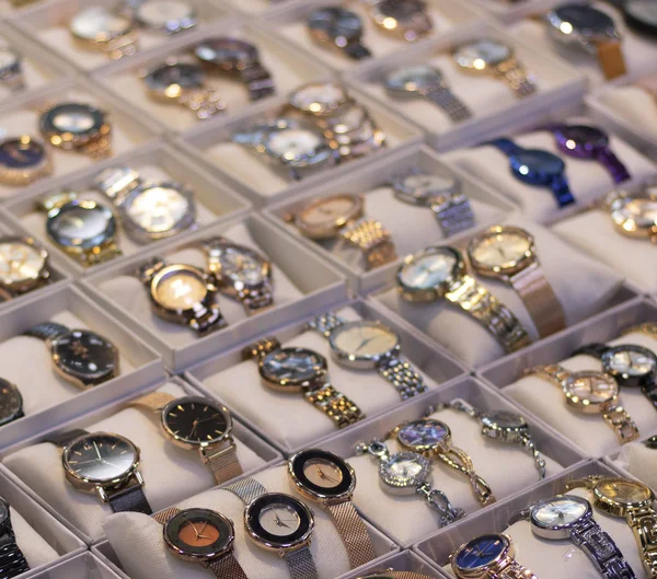 Koleksiyon Salonu penceresinde modern saatı.