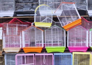 Boş kuş kafesleri. Farklı renkleri ve tasarımları var. Fotoğraf dükkanın önünde çekildi..