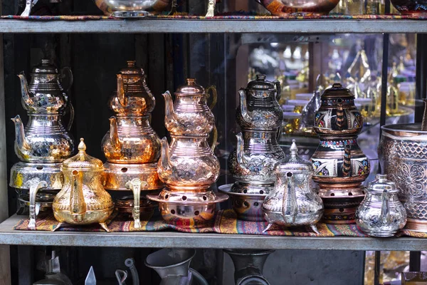 Variedades de tetera de cobre fueron fotografiadas frente a la tienda. Macetas de cobre con patrones pertenecientes al período otomano . — Foto de Stock