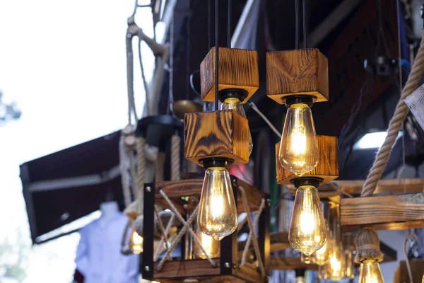 Las lámparas unidas a la cuerda amarilla se utilizan como decoración . — Foto de Stock