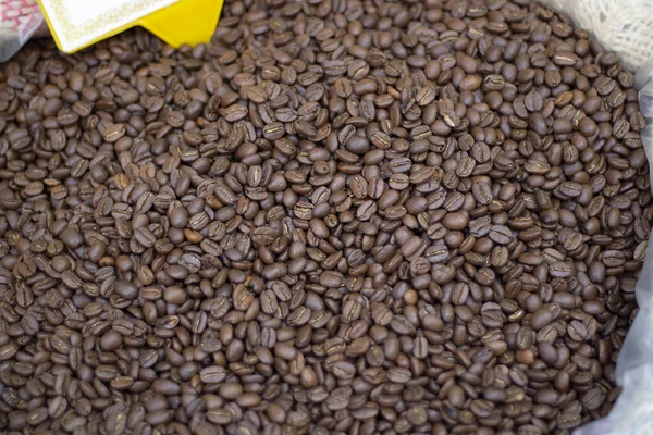 Chicchi di caffè primo piano a sacco. E 'stato fotografato davanti alla caffetteria. . — Foto Stock