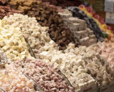 Geleneksel Türk lokumu. İçinde birçok çeşit şam fıstığı var..