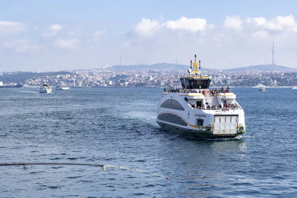 Istanbul hiver par jour. Istanbul ferry naviguant vers la mer du Bosphore en hiver — Photo