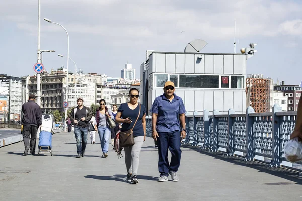 Los pescadores están en el puente de Galata, Turquía. El viejo puente de Galata es una famosa atracción turística de la ciudad. La gente camina por el puente de Galata en verano . — Foto de Stock