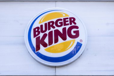 Taksim Meydanı 'ndaki Burger King fast-food restoranı ve yakınındaki insanlar..