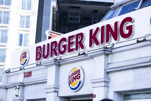 Burger King comida rápida en la plaza Taksim y gente cerca de ella. Señal de rey de hamburguesa . —  Fotos de Stock