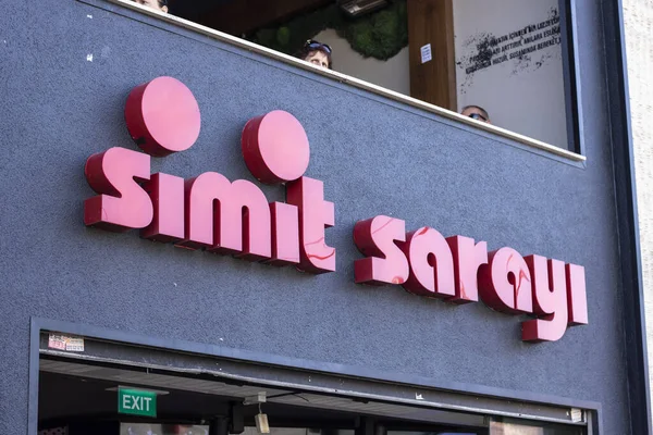 Simit Sarayi es una marca turca. Turquía pertenece a la rueda redonda de bagel y otros productos de pastelería que se venden. Turquía y tiene cadenas de ventas en el mundo. La foto fue tomada en la calle Taksim istiklal . —  Fotos de Stock