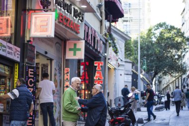 Taksim Istiklal Caddesi 'nde eczane var. Sokakta fotoğraflanmış..