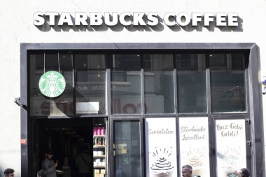 Starbucks kahvesi Taksim Istiklal Caddesi 'nde. Cepheden çekilmiş..