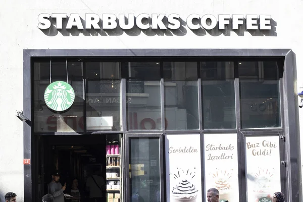 Starbucks coffee located in Taksim Istiklal Street. Photographed from the front. — Stock Photo, Image