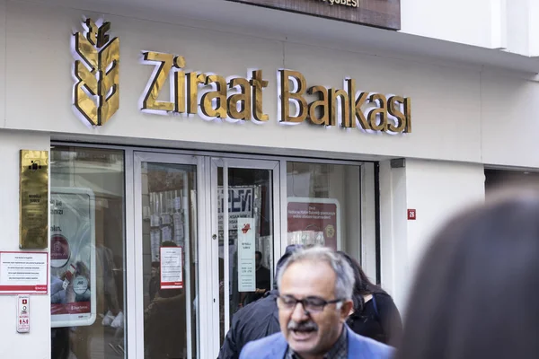 Es uno de los bancos más antiguos de los pavos. El letrero del Banco Ziraat cuelga de una pared dorada. Logo con dibujos de planta de trigo . — Foto de Stock