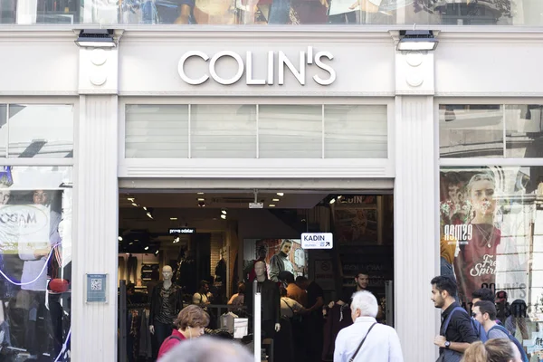 Em frente à loja de roupas Colins. Fotografado no Taksim Istiklal . — Fotografia de Stock