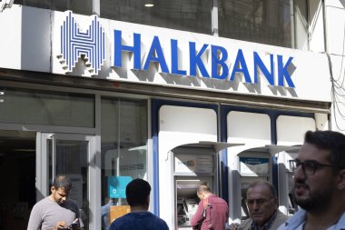 İstanbul, Türkiye - Ekim-10.2019: Halkbank 'ın Istiklal Caddesi' ndeki şubesi. İnsanlar ATM 'den para çekiyor. Bankaya girip çıkıyorlar. Kamuya ait bir banka..