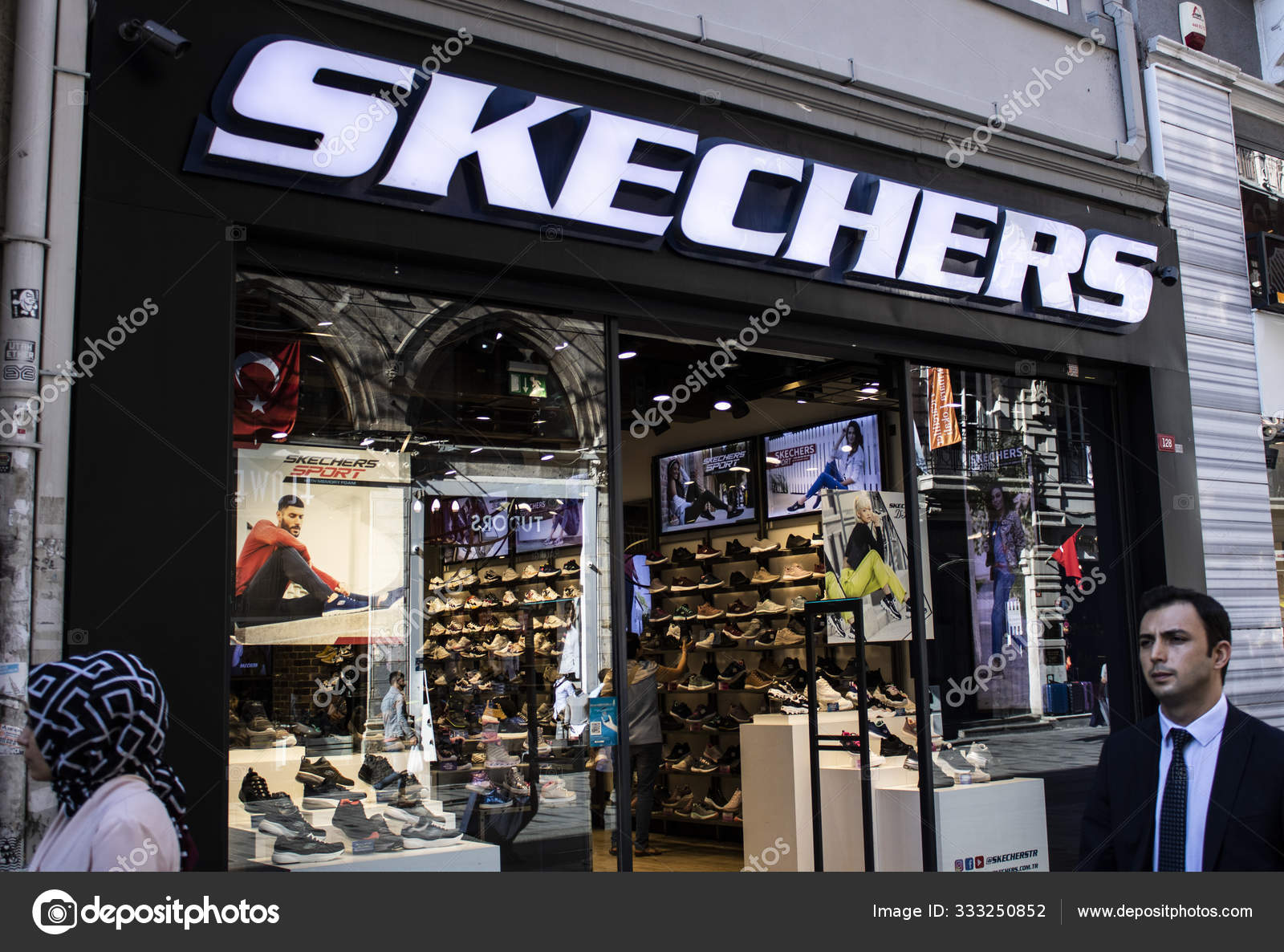 Close up of the branch of Skechers on Istiklal Avenue Istanbul. The photo was taken in the evening. – Stock Editorial Photo © CanerCiftci #333250852